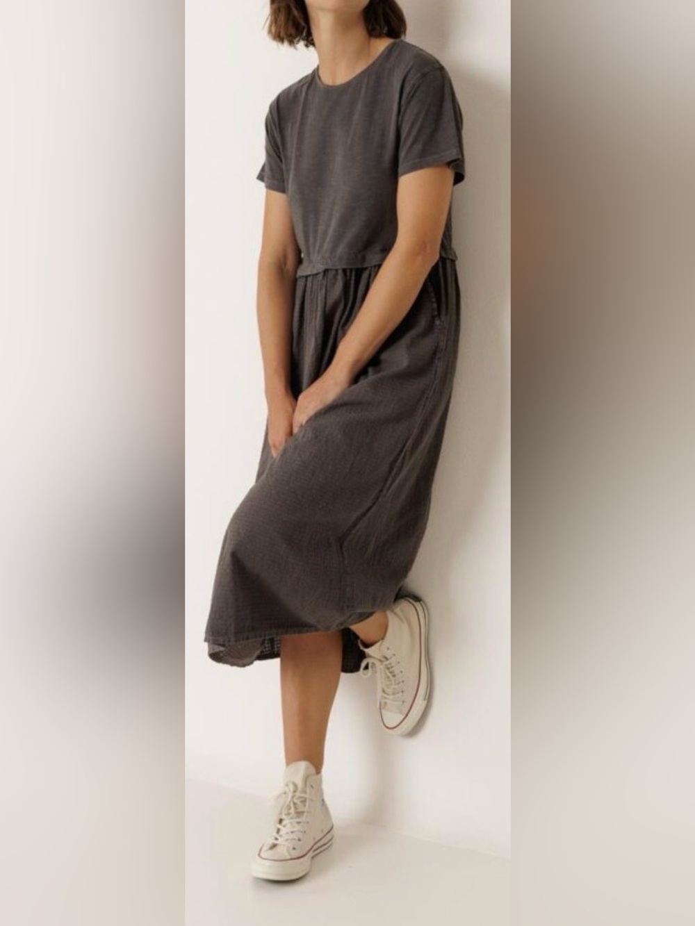 Indi&Cold Midi dress with round neckline and short sleeves.